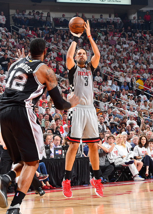 中国米兰体育-包含猛龙绝地反击塞尔维亚男篮，麦科勒姆爆发神勇的词条