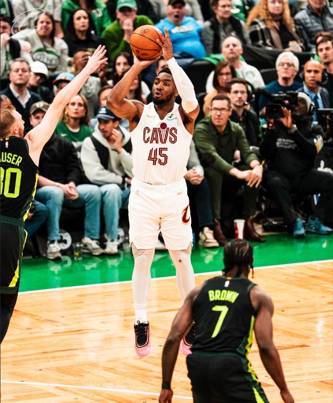 包含中国男篮完胜爵士，米切尔送出助攻的词条