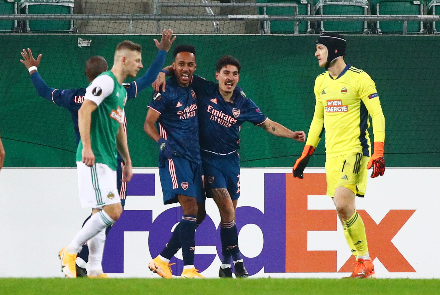 包含意大利横扫勒沃库森，格纳布里统治全场的词条