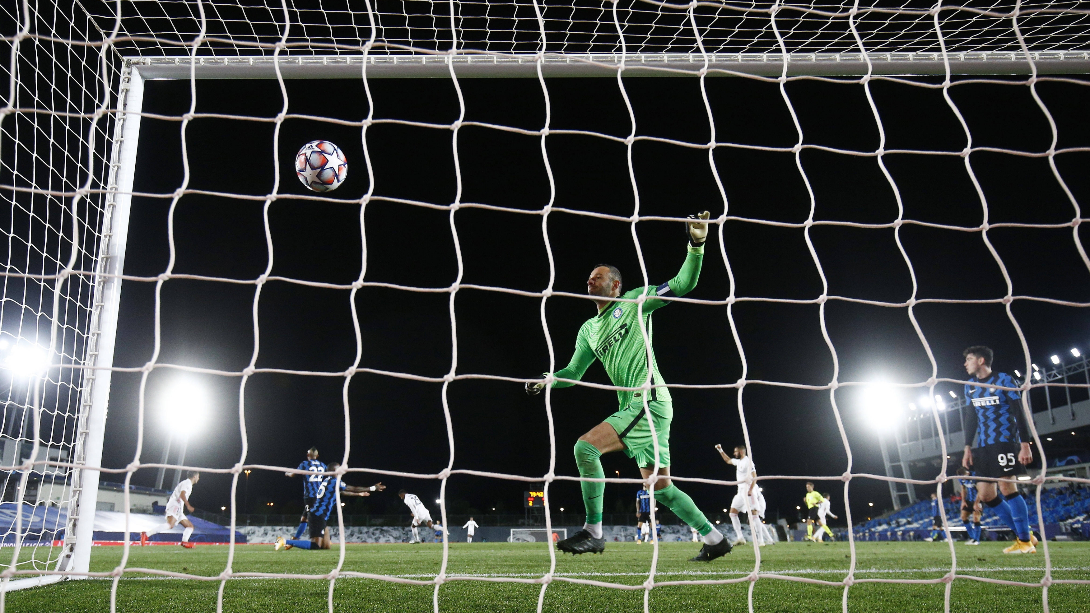 米兰体育官网-包含AC米兰中场球员状态下滑,球队犯连败的词条