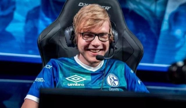 ac米兰体育官网-关于沙尔克04客场惨败,排名继续下滑的信息