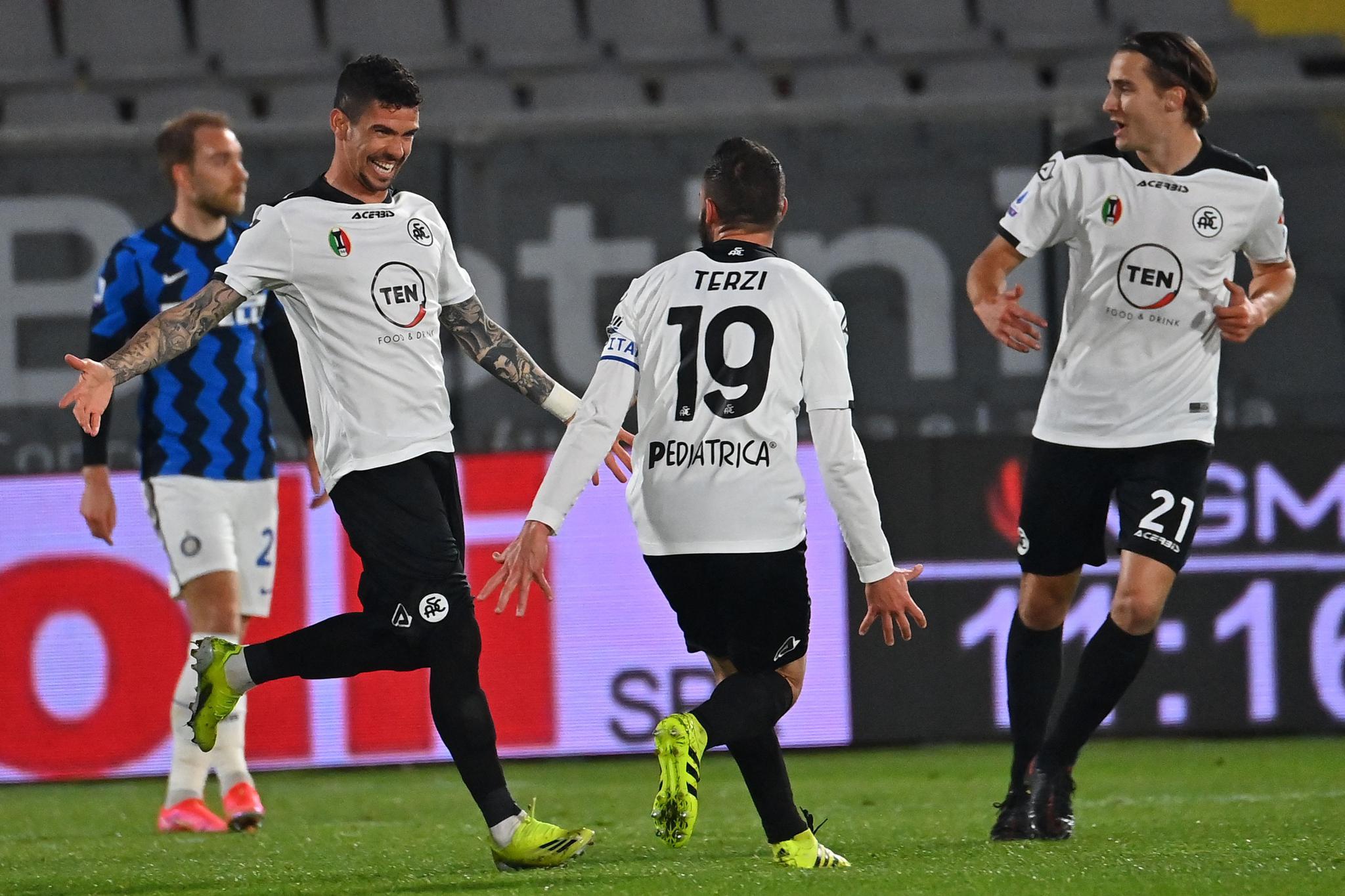 斯佩齐亚队员全力以赴,取得战胜 斯佩齐亚队员全力以赴,取得战胜