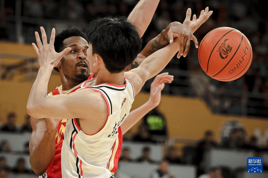 ac米兰下载-队员快速奔跑,力拼篮球胜负,观众眼睛闪闪发光的简单介绍