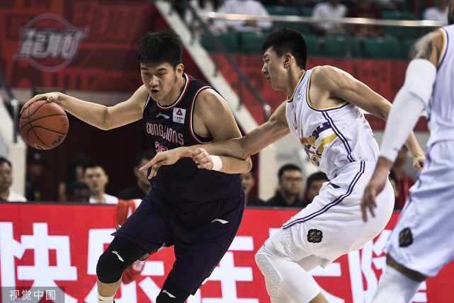 队员快速奔跑,力拼篮球胜负,观众眼睛闪闪发光的简单介绍 队员快速奔跑,力拼篮球胜负,观众眼睛闪闪发光的简单介绍