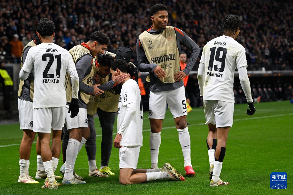 法兰克福联赛轮战友比拼，斗志昂扬展现无疑