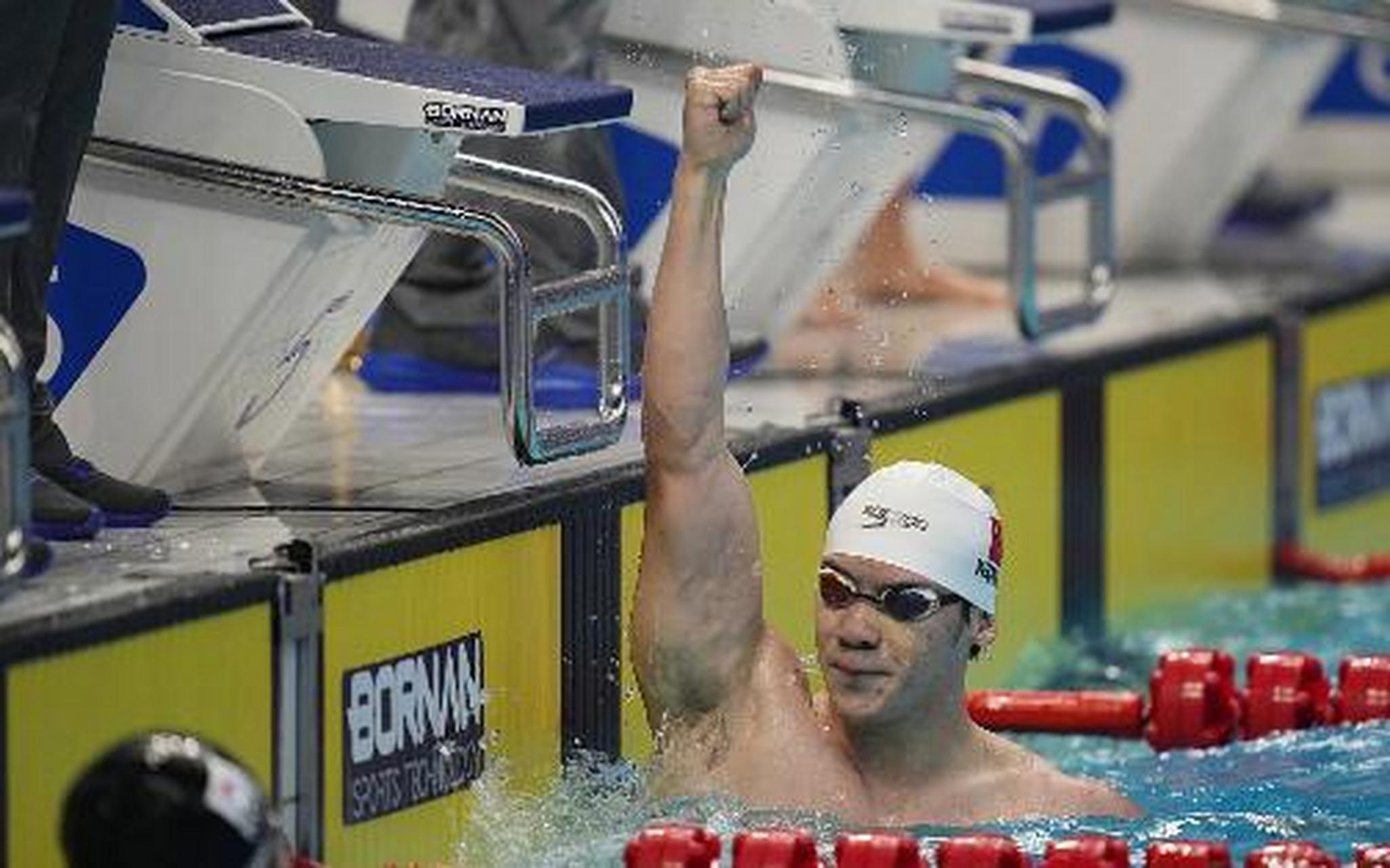 包含中国游泳男队接力夺冠，创纪录夺金的词条