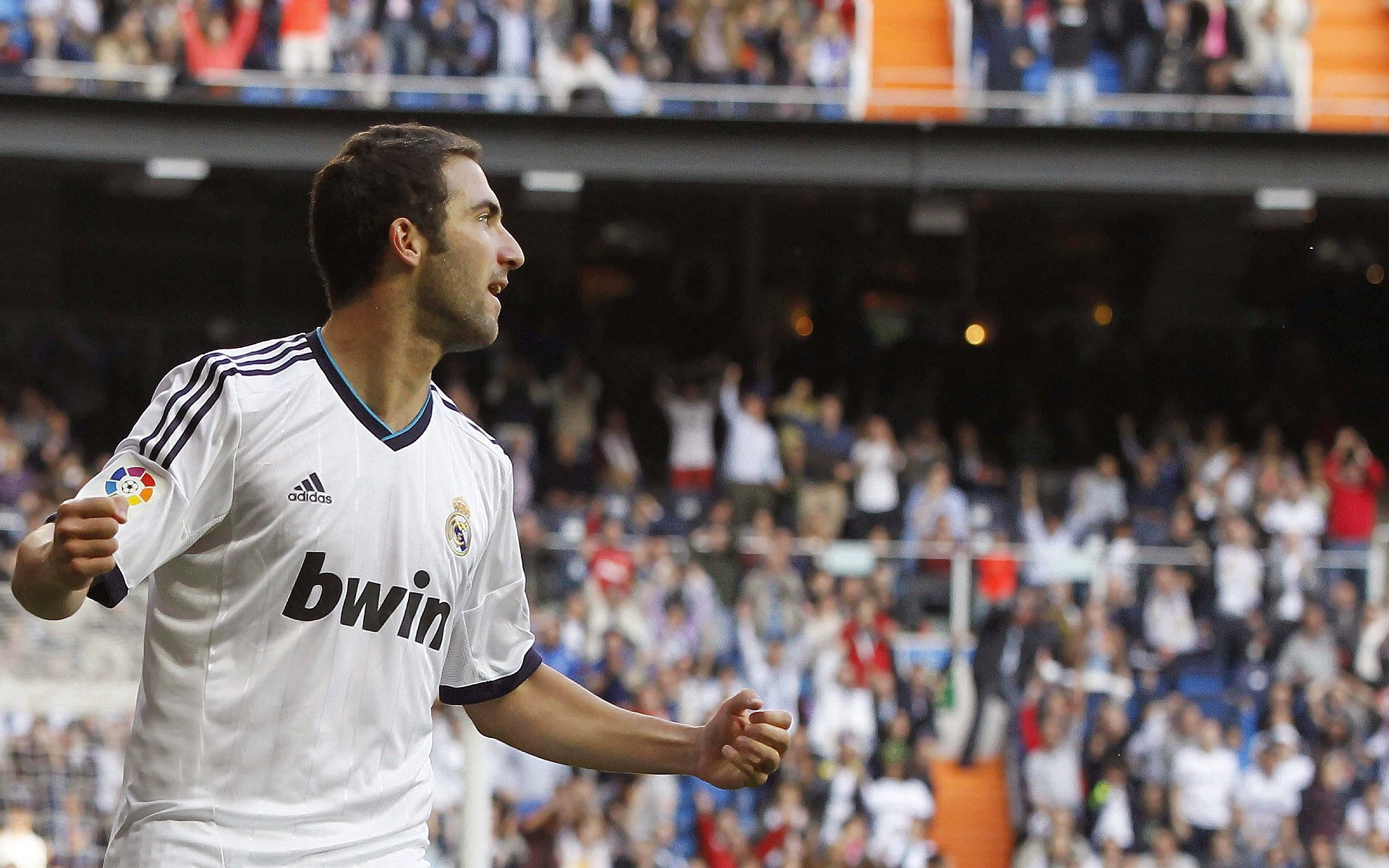 中国米兰体育-贝恩的怒吼，当防线在争冠之夜被彻底撕碎