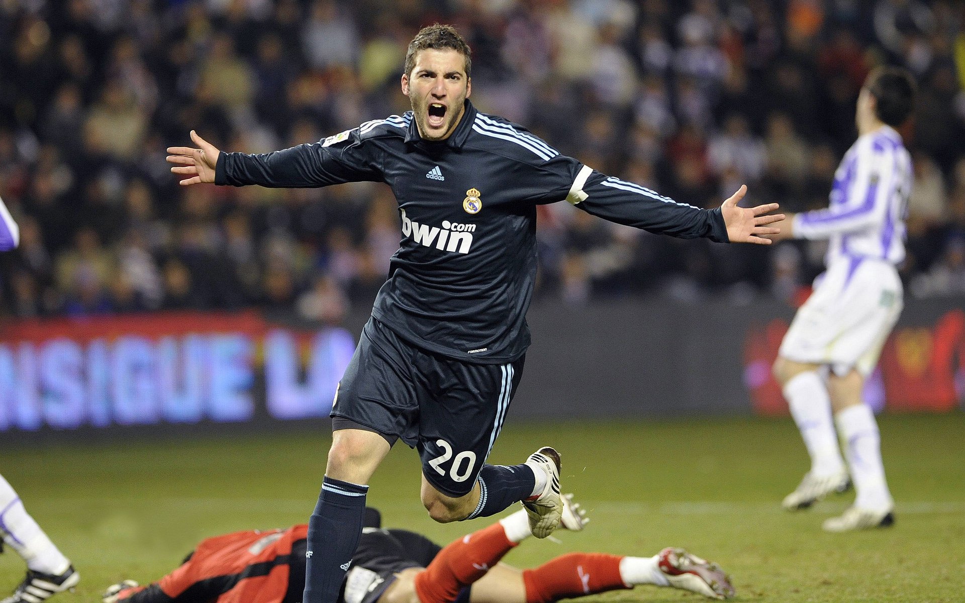 西亚卡姆狂飙引领黄蜂风暴，团队火力连续压制骑士显统治力